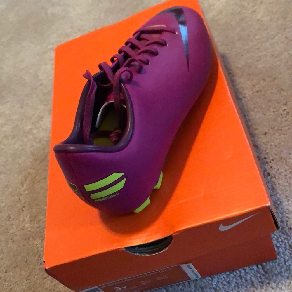 ✂️-Girls Nike Cleats (NEW)